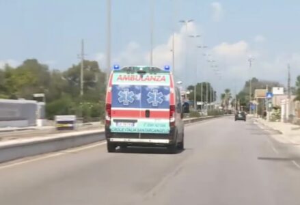 Tragedia sulla Domitiana, 15enne travolto e ucciso in bici: gravissimo l’amico
