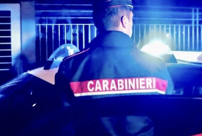 Napoli, agguato nella notte: 21enne inseguito e accoltellato alle spalle