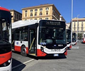 Napoli, camion della frutta blocca il bus: autista ANM aggredito dopo aver chiesto di spostarlo