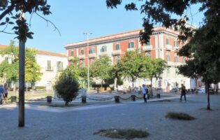 Aversa, tensione in piazza Vittorio Emanuele: spunta un grosso coltello nascosto in un cestino