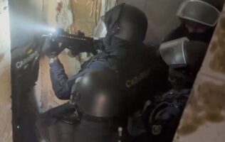 Napoli, scacco al clan Petrone-Puccinelli: maxi blitz con 31 arresti
