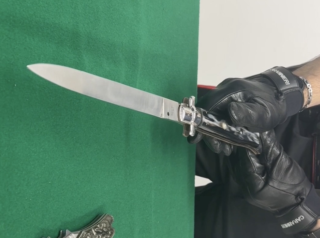 Terzigno, coltello da 18 centimetri nello zaino a scuola: denunciato 14enne