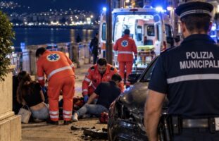 Pozzuoli, vede la donna mano nella mano col compagno e li travolge con l’auto: arrestato 43enne