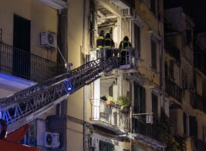 Napoli, cede il pavimento di una cucina: padre e figlio precipitano al piano di sotto