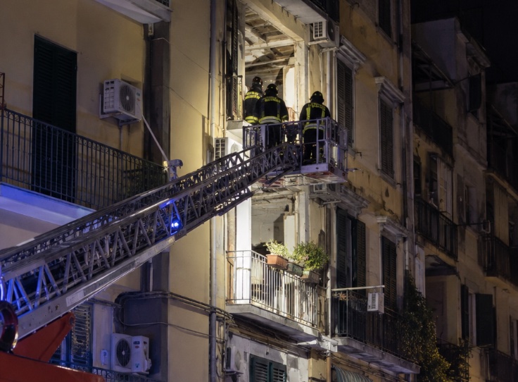 Napoli, cede il pavimento di una cucina: padre e figlio precipitano al piano di sotto