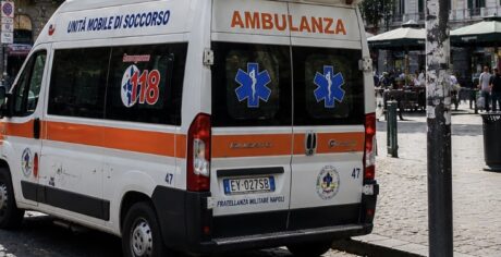 Napoli, tragedia in piazza degli Artisti: anziana cade a terra e muore sotto gli occhi dei passanti