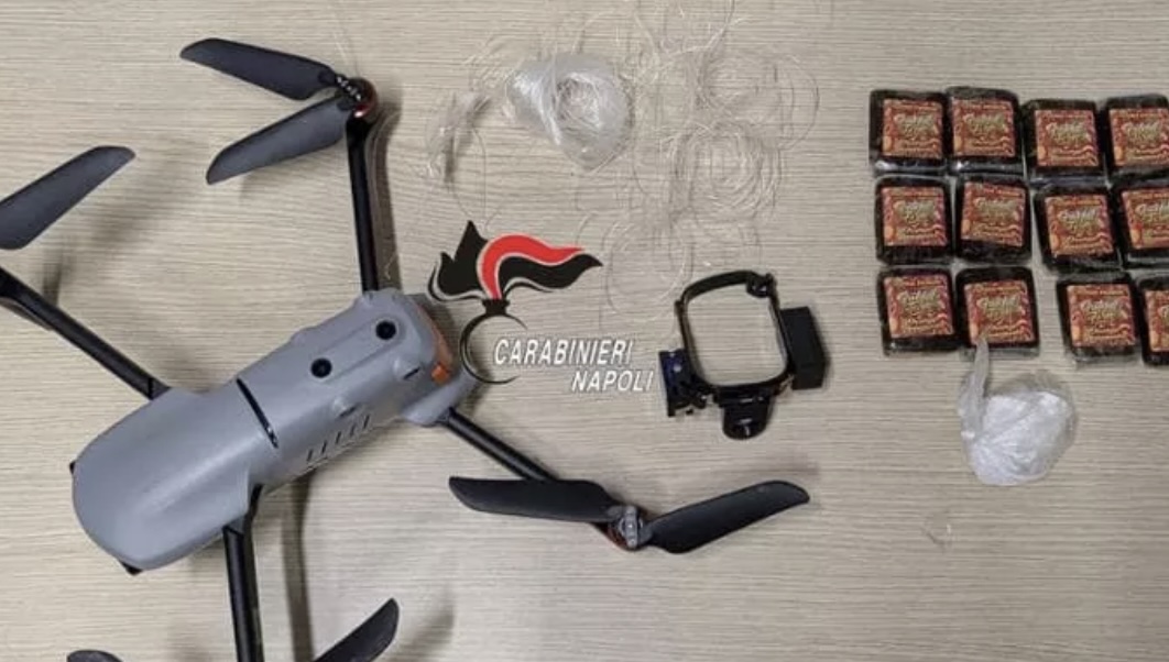 Napoli, droga in carcere con il drone: “pilota” preso col joystick in mano, tre arresti