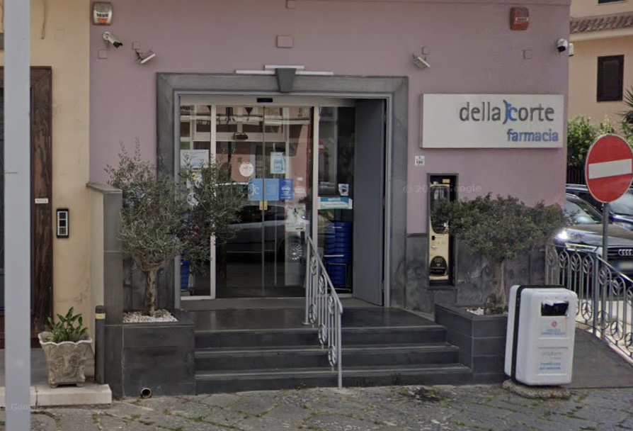 Frignano, assalto alla Farmacia Della Corte: auto usata come ariete, ladri in fuga