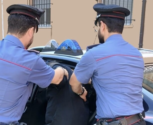 giugliano bimbo di 6 anni prova a fermare il padre mentre picchia la mamma 32enne arrestato da Teleclubitalia.it giugliano bimbo di 6 anni prova a fermare il padre mentre picchia la mamma 32enne arrestato