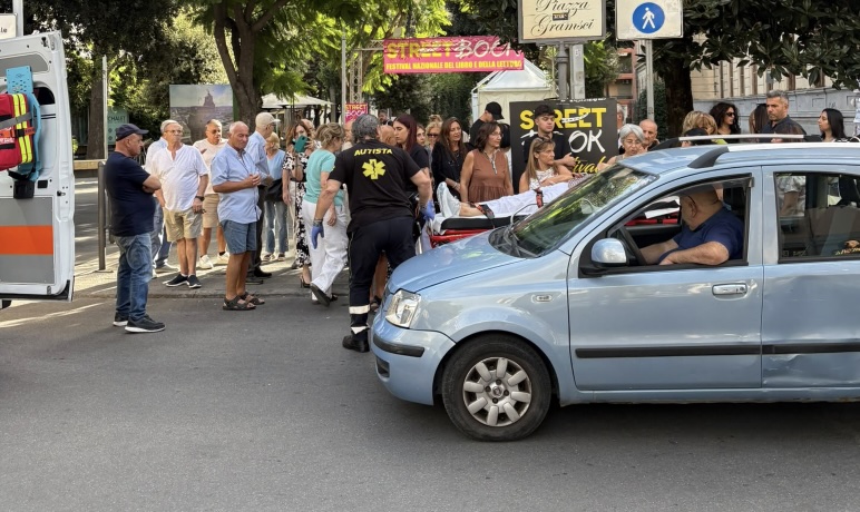 Giugliano, paura in piazza Gramsci: docente investita da un’auto: corsa in ospedale