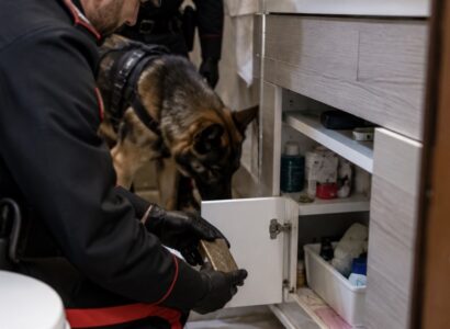 Napoli, spaccio “di coppia”: hashish nascosto in bagno e negli slip di lei. Due arresti