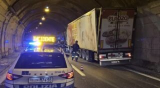 Schianto in galleria sull'A16, furgone schiacciato tra i camion: morto il conducente