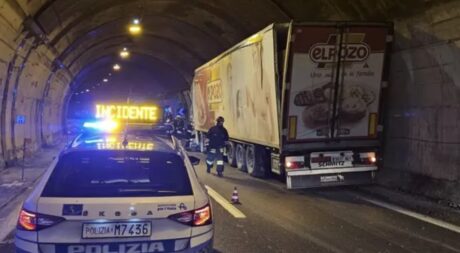 Schianto in galleria sull'A16, furgone schiacciato tra i camion: morto il conducente