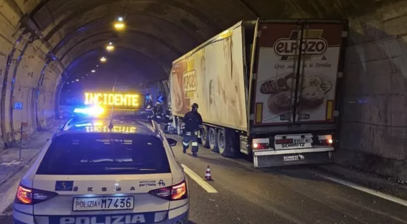 Schianto in galleria sull'A16, furgone schiacciato tra i camion: morto il conducente