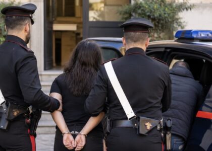 Marigliano, minaccia un 72enne col coltello per pochi euro: poi ci riprova, tre arresti