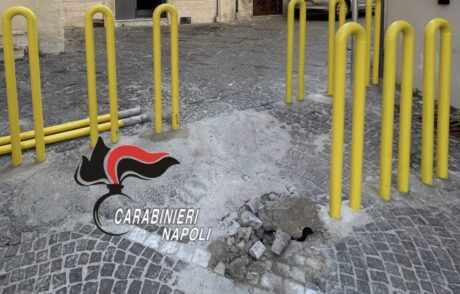 Napoli, sradicano paletto per like sui social: denunciati un 14enne e 15enne