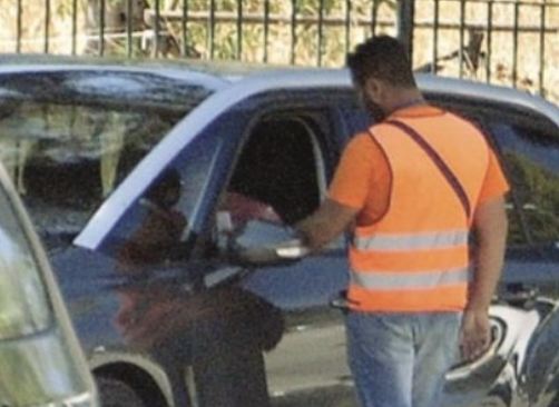 Napoli, rifiuta di pagare il parcheggiatore abusivo: lui prende a calci l’auto, arrestato