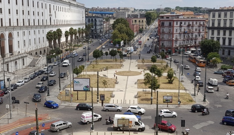 Napoli, 17enne accoltellato mentre è con gli amici in piazza Carlo III