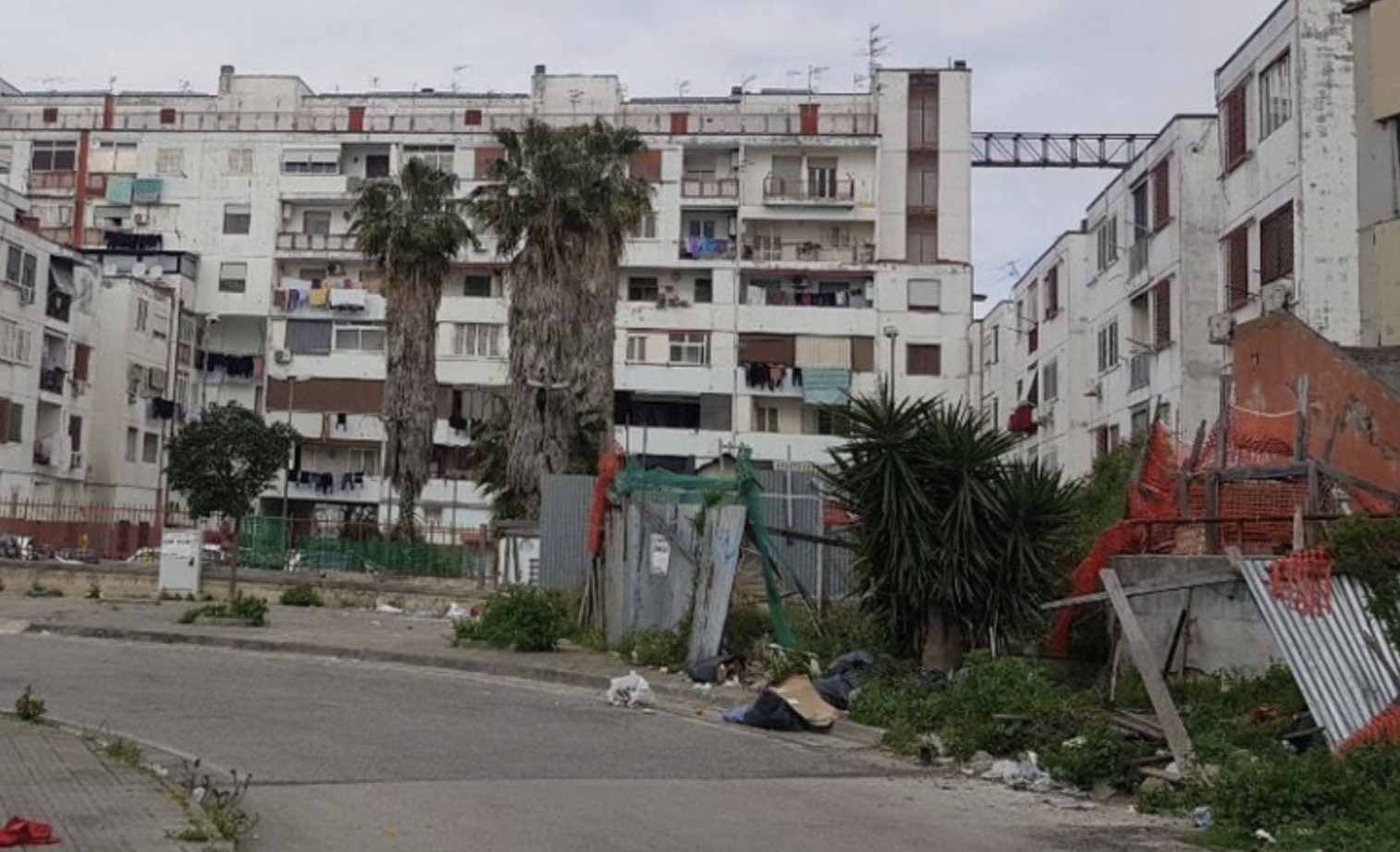 Ponticelli, raid nella notte nel cantiere degli alloggi comunali: devastate strutture e campo da tennis