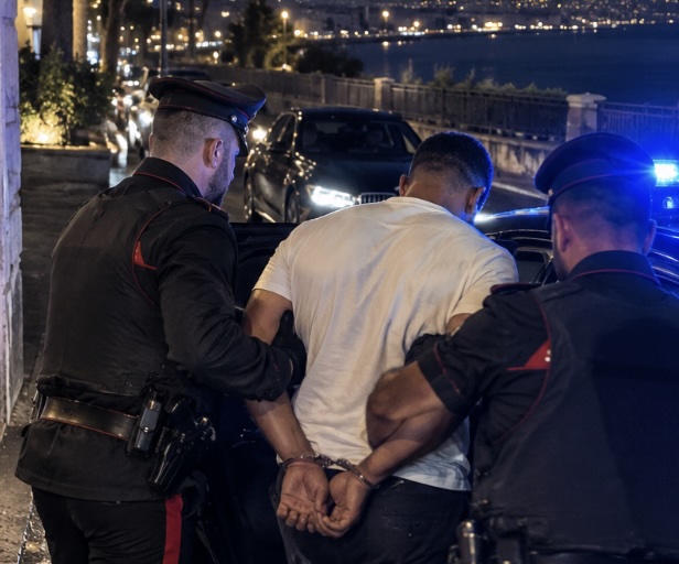 Notte di follia a Posillipo: prende Red Bull senza pagare e scatena il caos nel locale