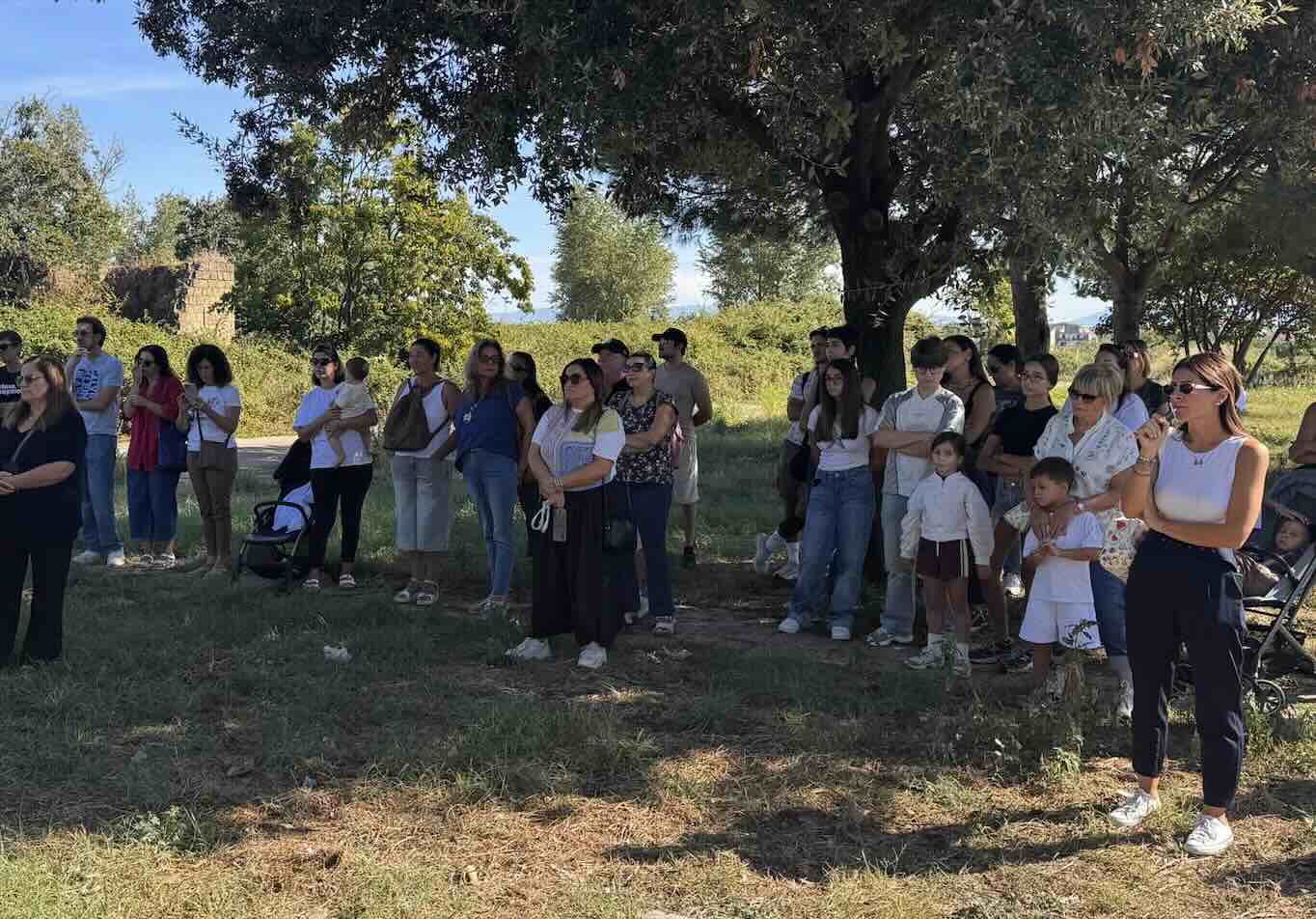 Casacelle, protesta dopo il rogo: decine di cittadini in strada