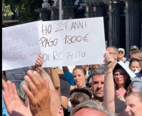 napoli protesta in piazza del carmine contro caro rc auto e benzina servono equit224 e interventi strutturali da Teleclubitalia.it napoli protesta in piazza del carmine contro caro rc auto e benzina servono equit224 e interventi strutturali