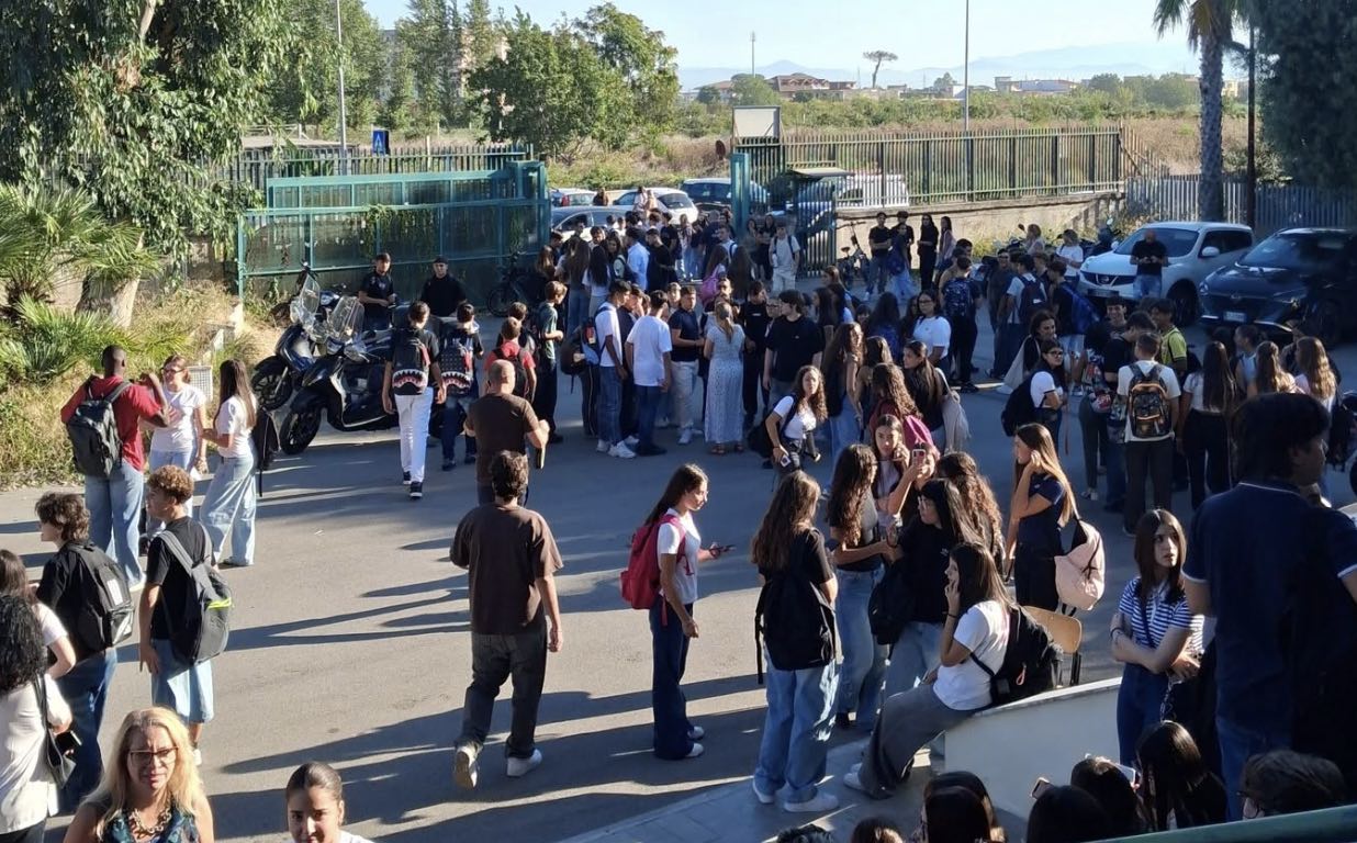 Giugliano, dopo il rogo di Casacelle scatta la protesta degli studenti: corteo fino al Comune
