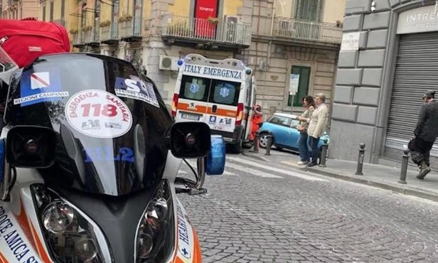 napoli parete di un8217officina crolla e travolge titolare grave un 49enne da Teleclubitalia.it napoli parete di un8217officina crolla e travolge titolare grave un 49enne