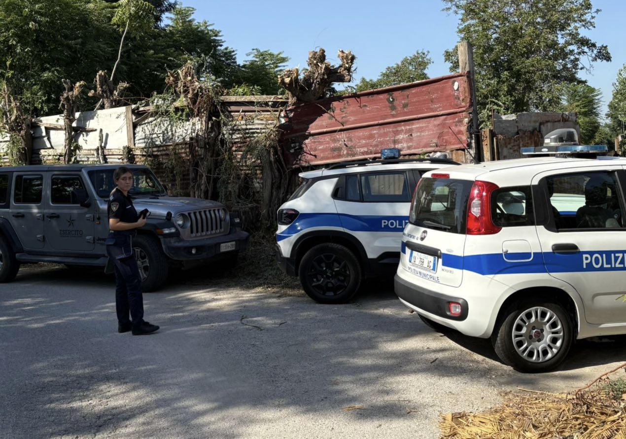 Sant’Antimo, discarica abusiva vicino ai binari: sequestrata area di oltre mille metri quadrati