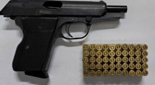 Sant’Antimo, hashish e cocaina nello scooter: a casa trovano pistola e 50 munizioni
