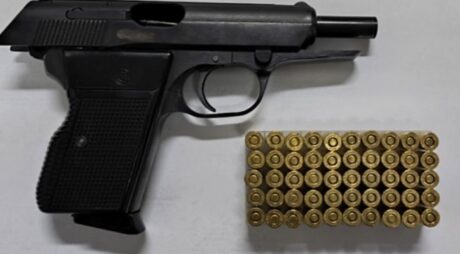 Sant’Antimo, hashish e cocaina nello scooter: a casa trovano pistola e 50 munizioni
