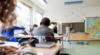 Scuola, la petizione per rientrare a scuola il 1° ottobre: "Troppo caldo nelle aule"