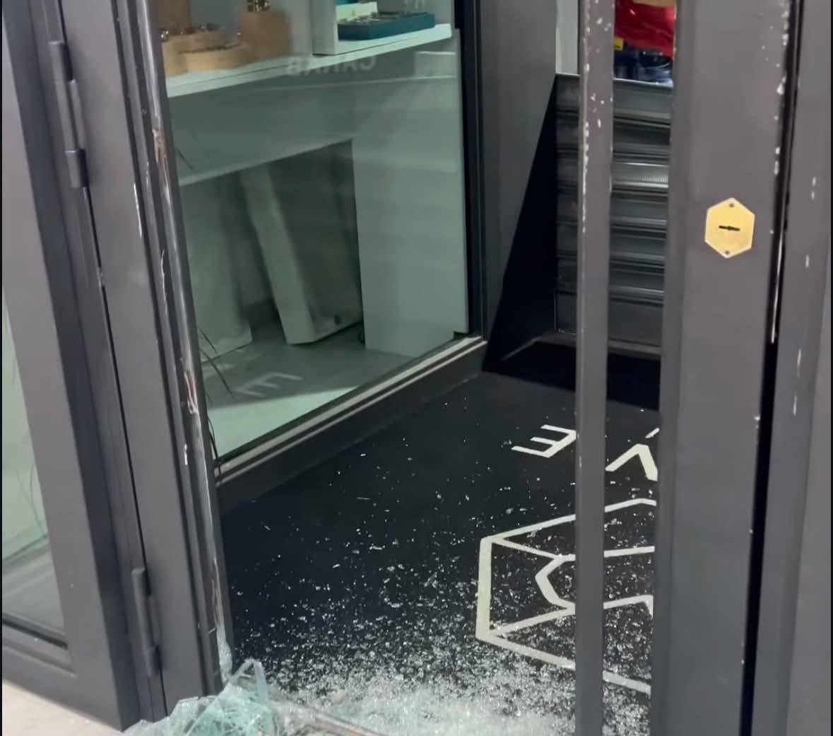 lago patria colpo alla gioielleria stone gioielli malviventi svuotano il negozio da Teleclubitalia.it lago patria colpo alla gioielleria stone gioielli malviventi svuotano il negozio