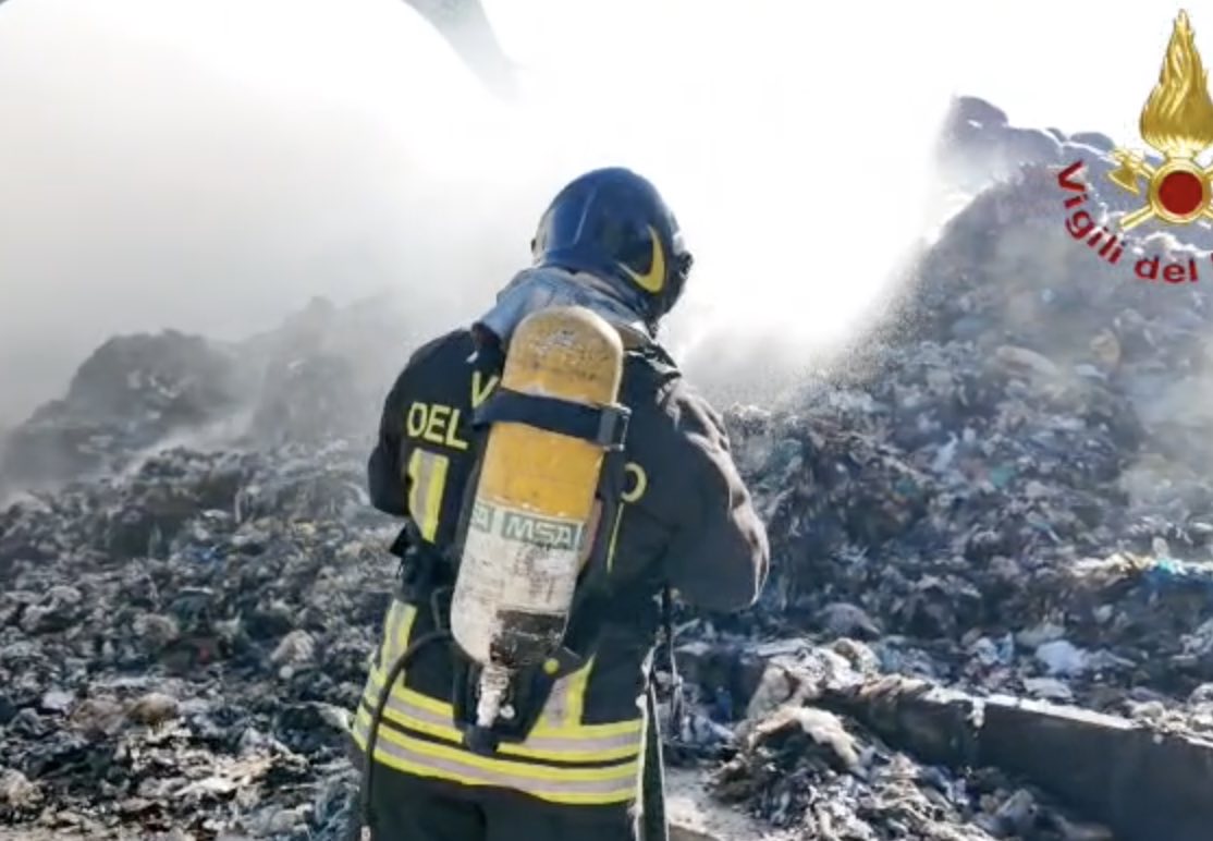 taverna del re dopo le fiamme resta l8217incubo ecoballe allarme per aria e raccolti da Teleclubitalia.it taverna del re dopo le fiamme resta l8217incubo ecoballe allarme per aria e raccolti
