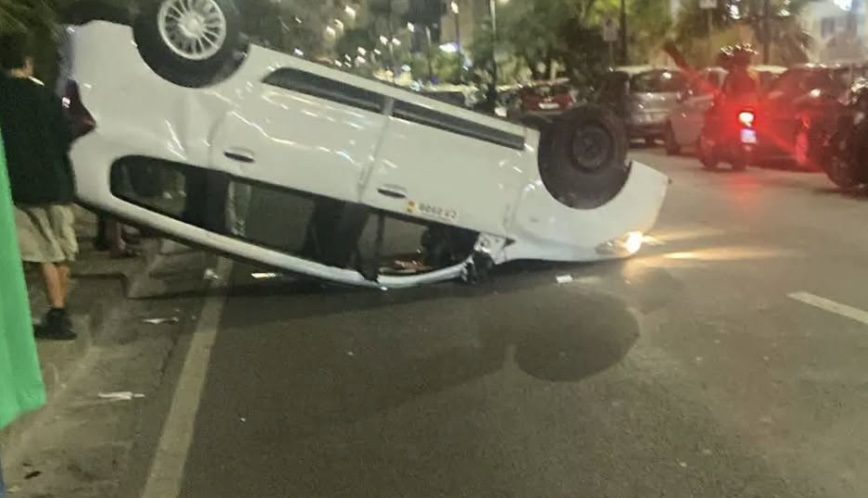 Violento incidente a Fuorigrotta: taxi si ribalta, conducente ferito