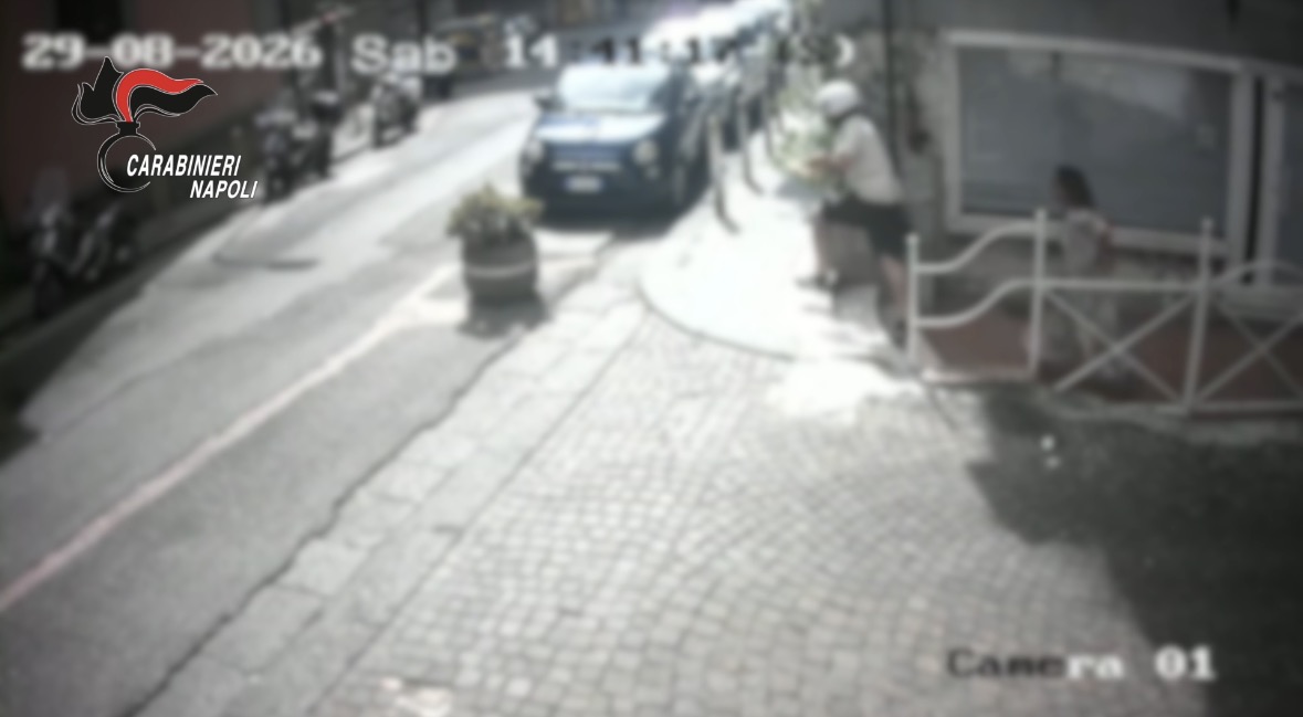 napoli ruba borsa a una donna e scappa in scooter incastrato dai video da Teleclubitalia.it napoli ruba borsa a una donna e scappa in scooter incastrato dai video