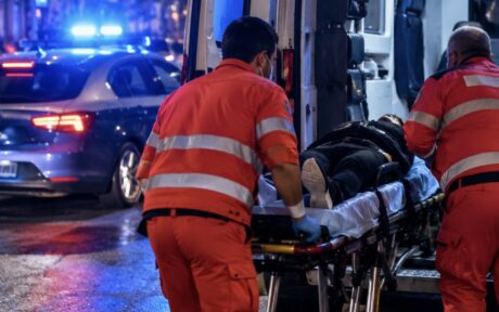 Notte di sangue a Napoli, 24enne accoltellato all’addome: è grave