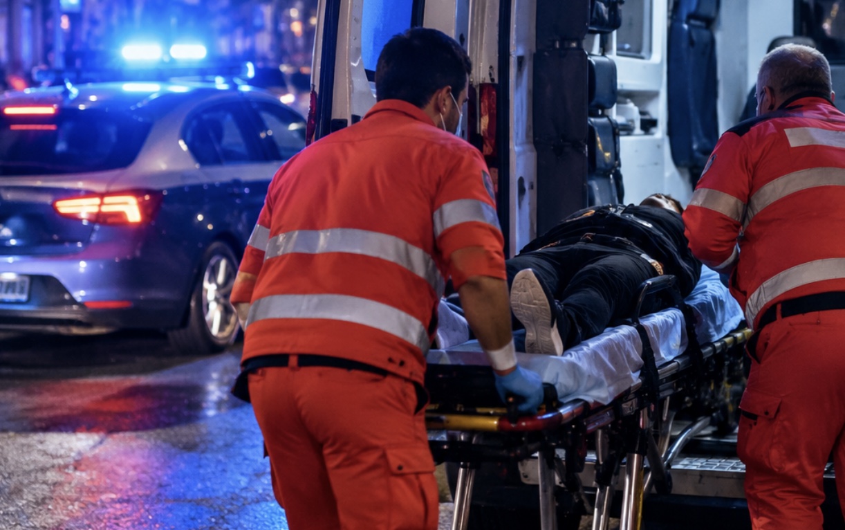 Notte di sangue a Napoli, 24enne accoltellato all’addome: è grave