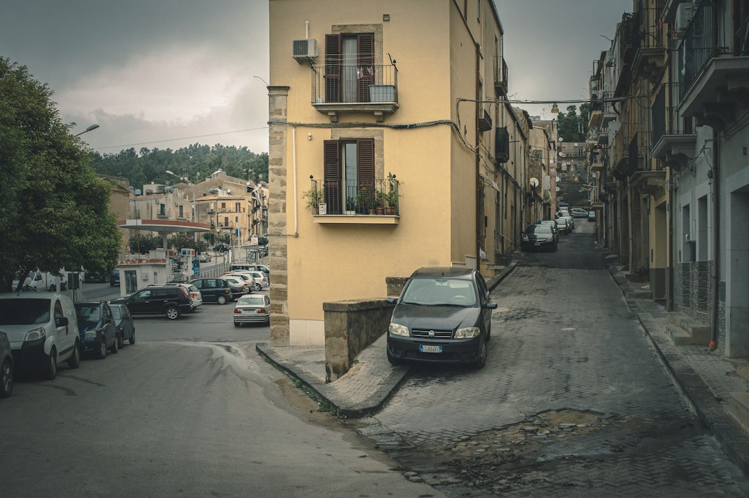 Auto parcheggiate in strada, immagine di repertorio per l'inchiesta sui cavalli di ritorno