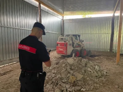 Carabinieri Forestali, controlli su terreno demaniale presso l'ippodromo di Aversa, foto diffusa con il comunicato