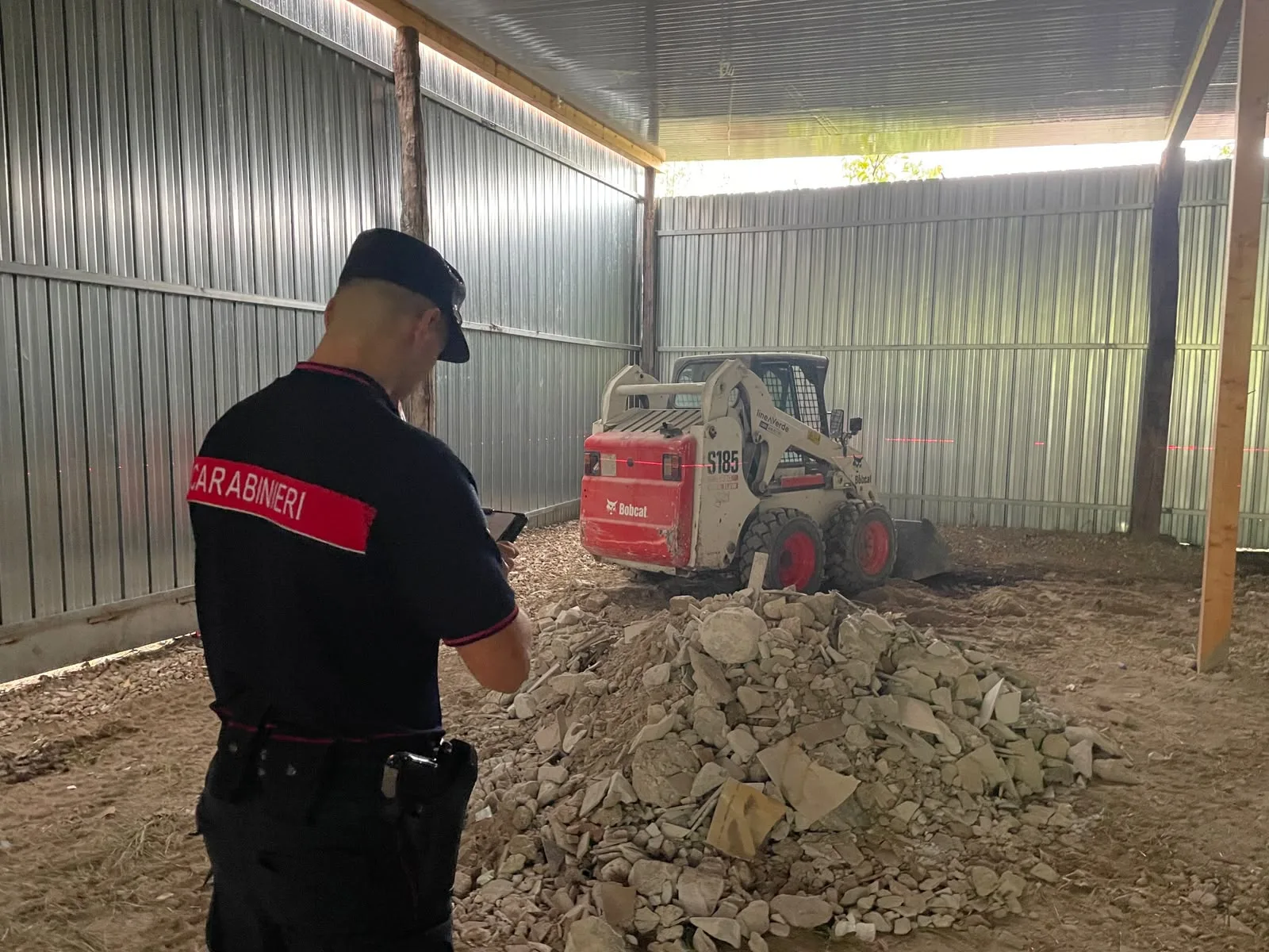 Carabinieri Forestali, controlli su terreno demaniale presso l'ippodromo di Aversa, foto diffusa con il comunicato