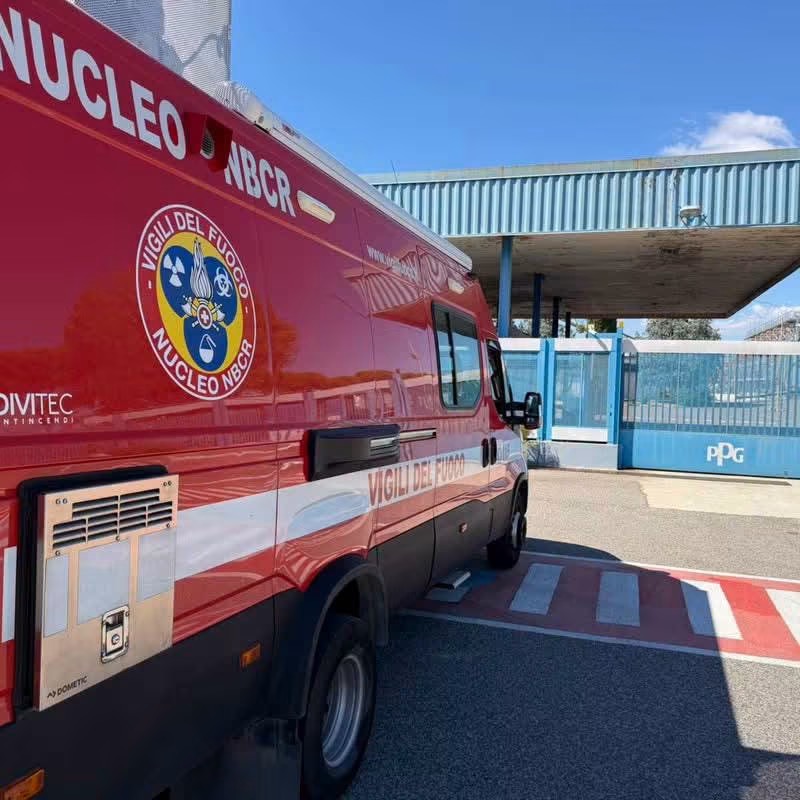 Vigili del Fuoco davanti allo stabilimento PPG di Caivano