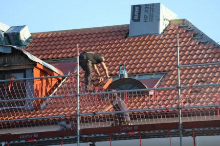 Lavori su un tetto, immagine di repertorio