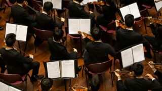 Giovani musicisti durante una prova orchestrale, immagine a corredo del progetto Caivano tutta un'altra musica