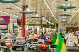 Persone al supermercato durante la spesa, immagine di repertorio sul carovita