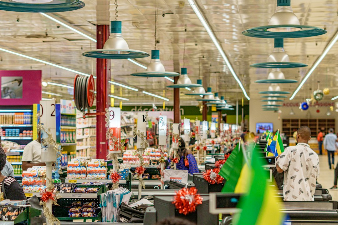 Persone al supermercato durante la spesa, immagine di repertorio sul carovita
