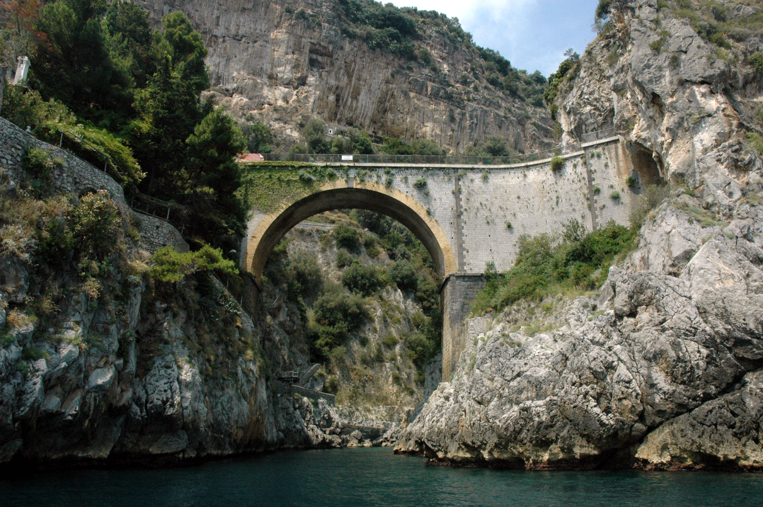 Panorama del Fiordo di Furore con il ponte sulla Statale Amalfitana 163