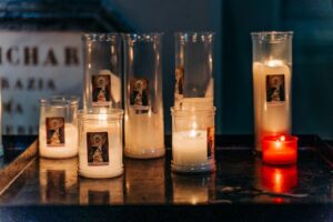 Candele votive in una chiesa, immagine di repertorio