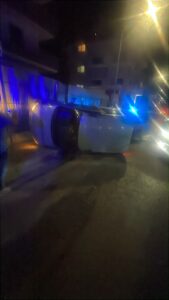 Incidente in via Oasi a Giugliano con auto ribaltata