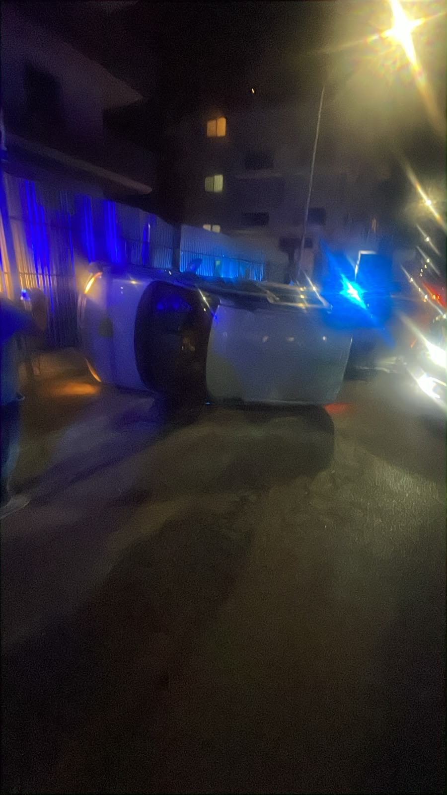 Incidente in via Oasi a Giugliano con auto ribaltata